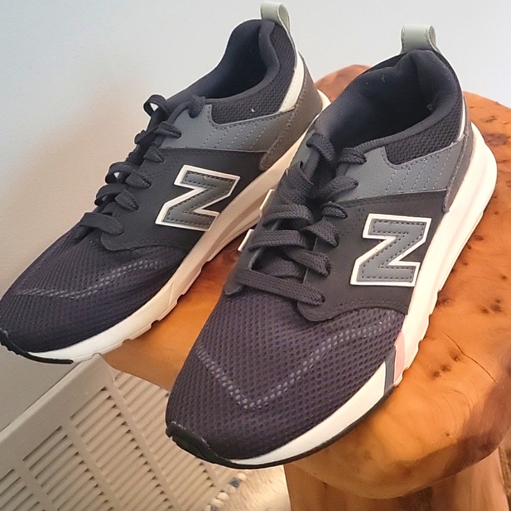 Light wieght   New Balance  shoe size 7Pre owned shoes in great condition